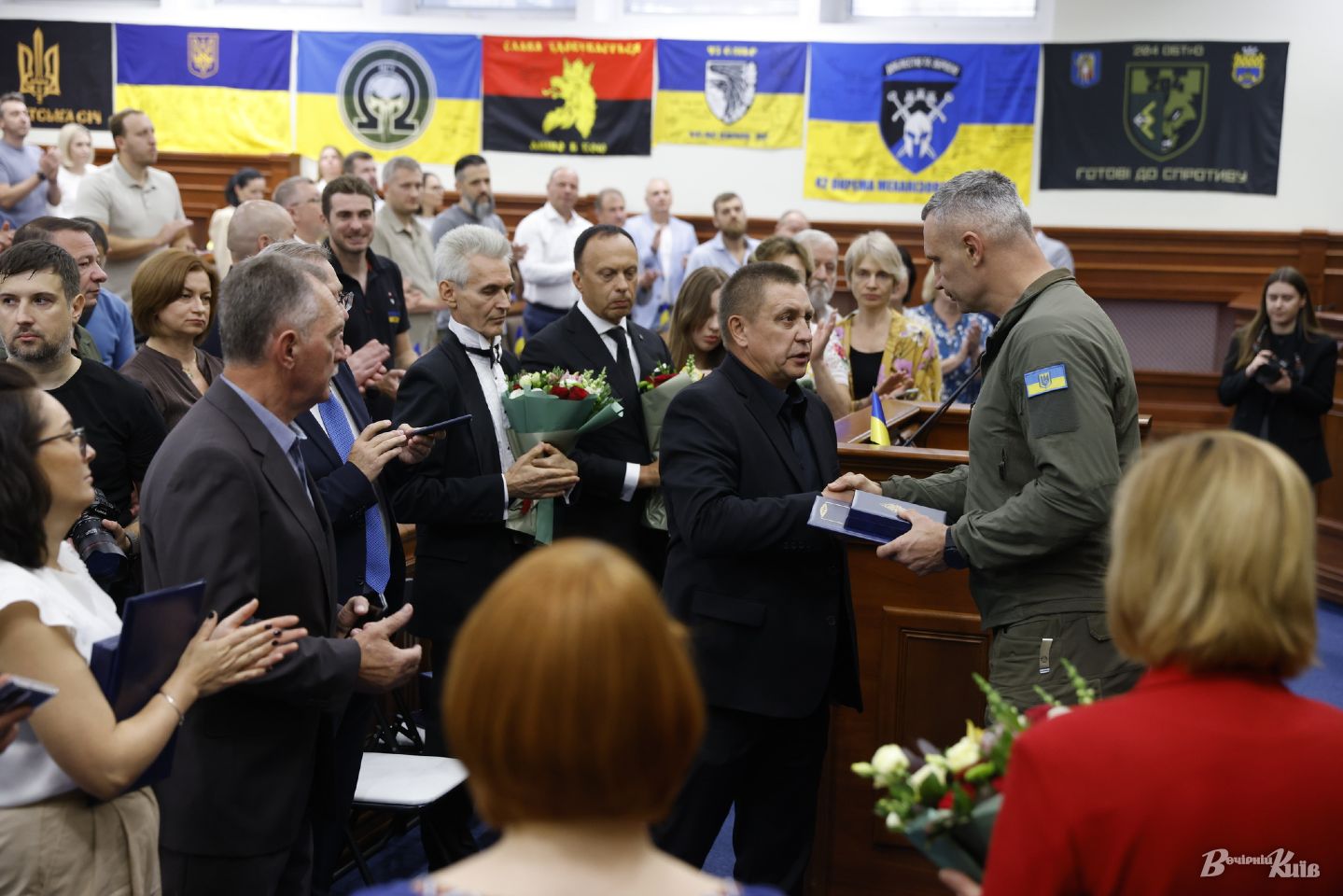Вручення атрибутів почесного громадянина міста Києва