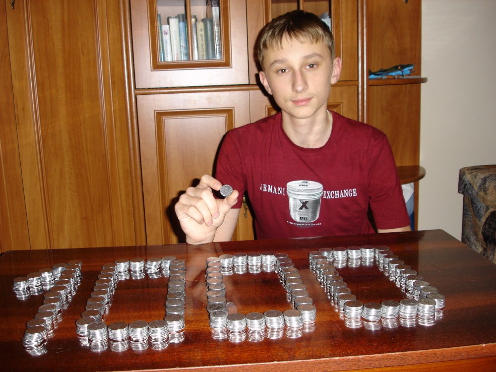Денис зібрав 1000 монет по 5 копійок