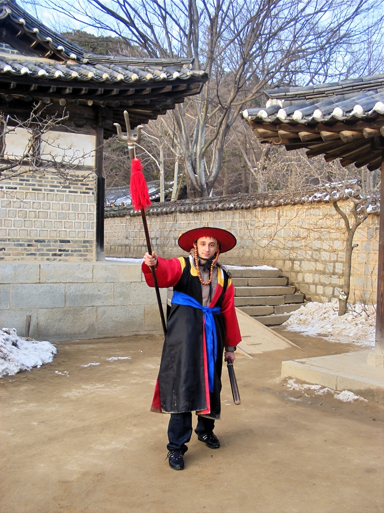 Денис у вбранні гвардійця часів династії Чосон