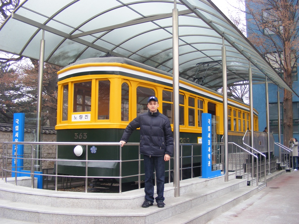 Біля трамваю №363 