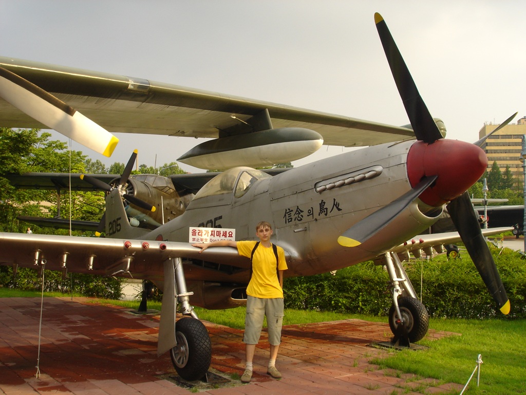 Біля North American P-51D Mustang, експонату Воєнного меморіалу Кореї в Сеулі