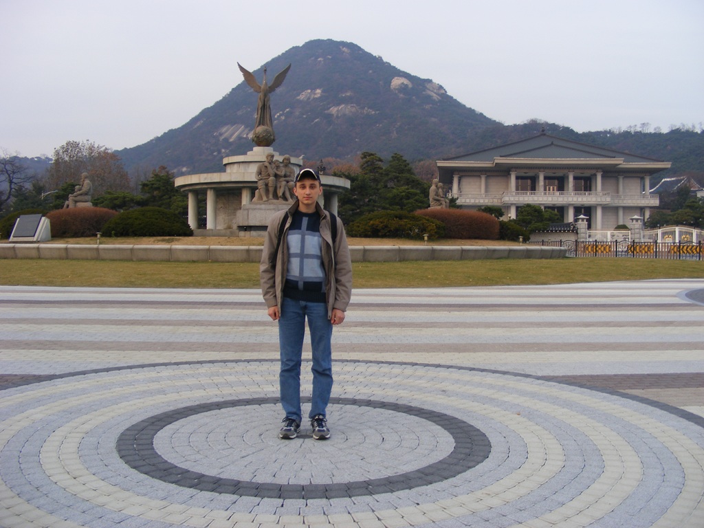 Біля Чхонваде (Блакитного дому), колишньої президентської резиденції в Сеулі, Південна Корея