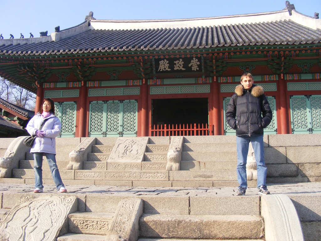 Біля палацу Кьонхігун, одного із п'яти великих палаців династії Чосон, розташований у Сеулі, Південна Корея. 