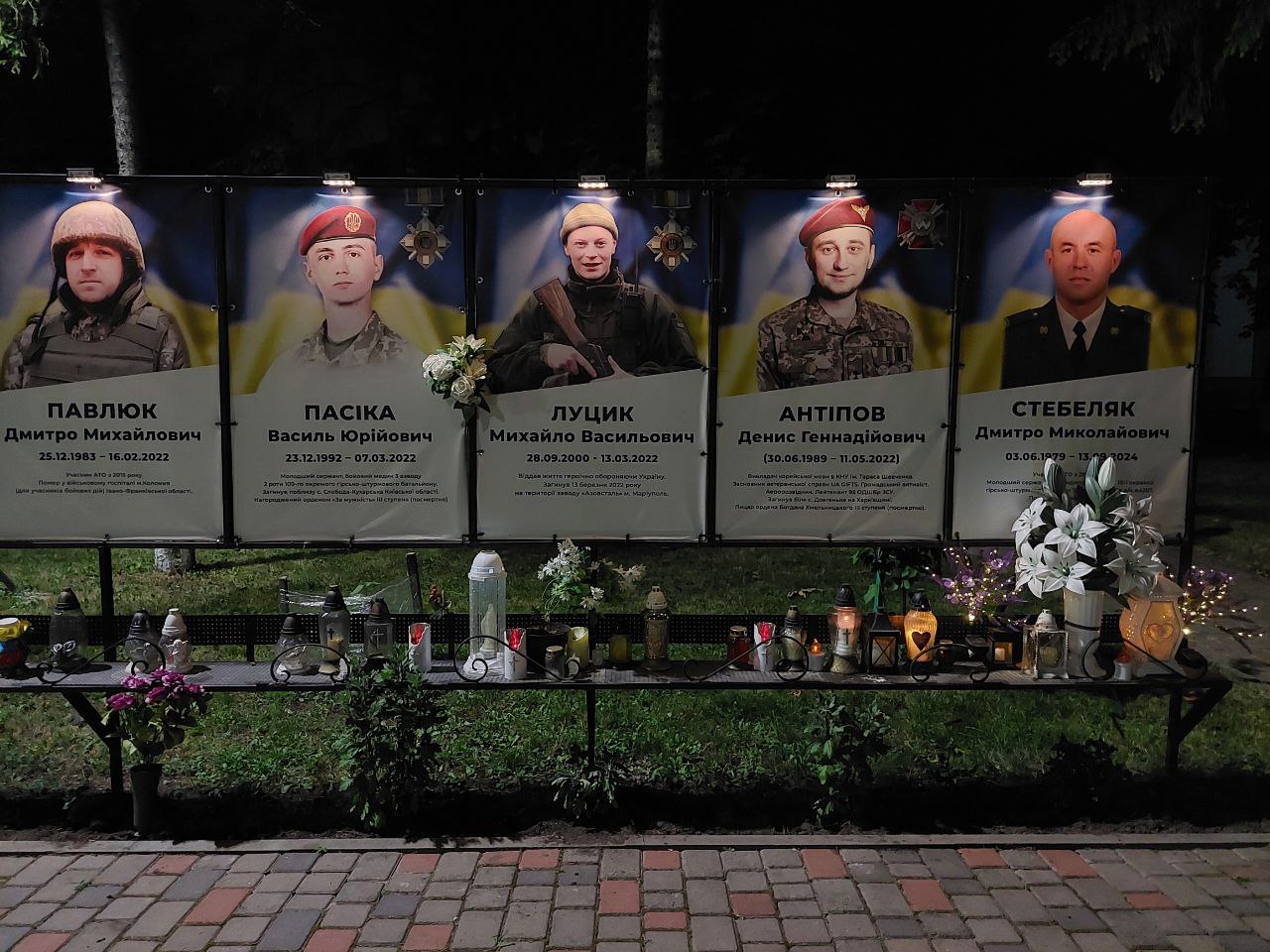 Solar illumination of banners for fallen defenders